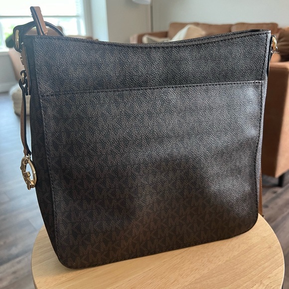 Michael Kors crossbody. Perfect condition. Used once. - Picture 3 of 6